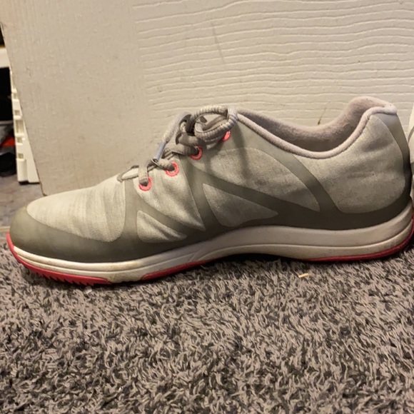 Foot joy women’s golf shoes (pink). Size 6 women’s. Grey and pink - Picture 4 of 4